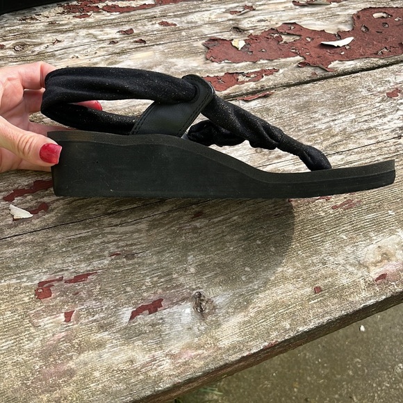 EUC Sanuk yoga sandals - Picture 6 of 11